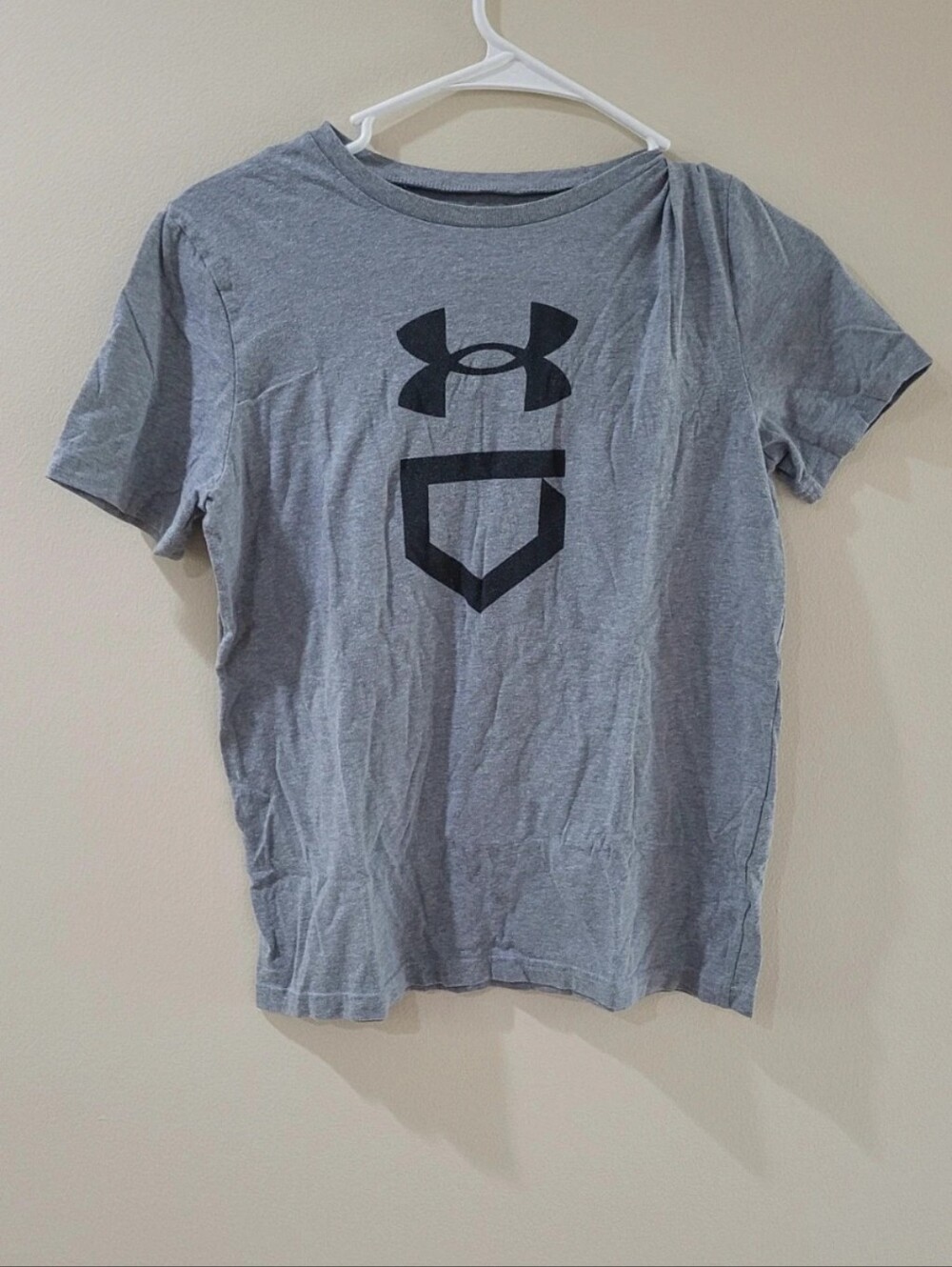 5/10$ Boys Under Armour Top Size YLG